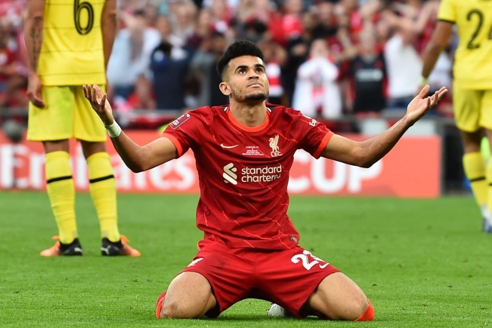 Luis Díaz se lamenta por una oportunidad fallada en la final de la FA Cup contra Chelsea // Twitter