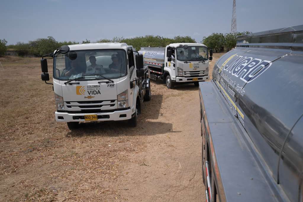 El director de la UNGRD en compañía de otras entidades hacen la entrega de 16 carrotanques para La Guajira distribuidos así: 2 para Riohacha, 2 para Uribia, 2 para Maicao 2 para Manaure, mientras que el Ejército Nacional y la Defensa Civil recibieron 4 cada entidad.