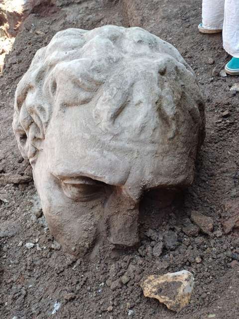 Encuentran una cabeza de mármol durante trabajos en zona arqueológica de Roma