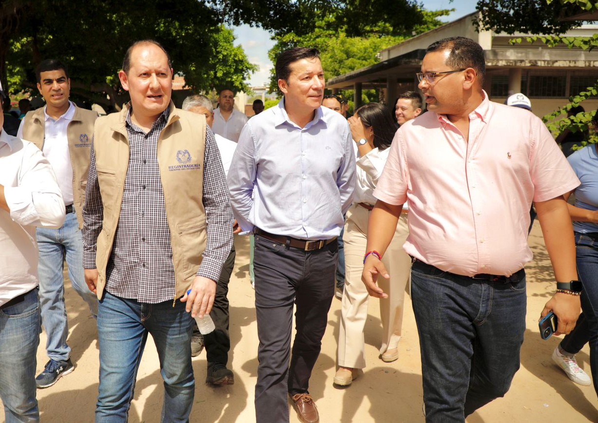 Hernán Penagos (centro) se posesionó como el nuevo registrador nacional el pasado 1 de diciembre.
