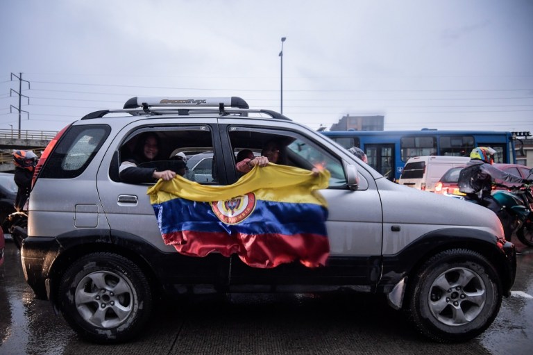 A esta hora, en algunos sectores de Bogotá como a las afueras del Movistar Arena, seguidores del que será el presidente de Colombia en el periodo 2022- 2026 están festejando con caravanas, gritos, cánticos y pancartas.