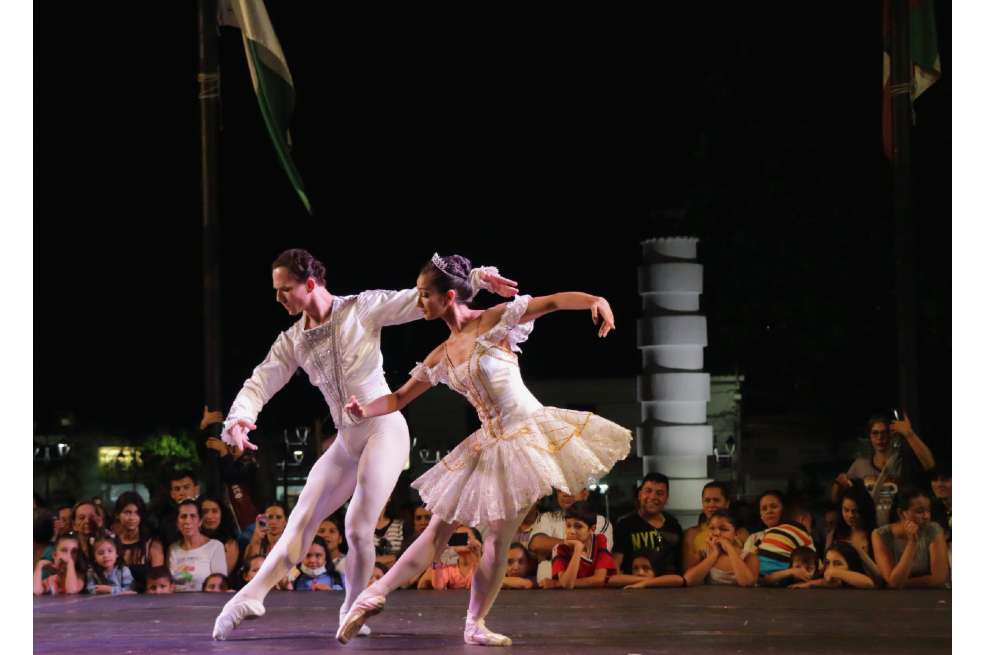 Antón Joroshmanov y Manuela Ospina mientras bailan ballet. Los dos tienen trajes blancos.