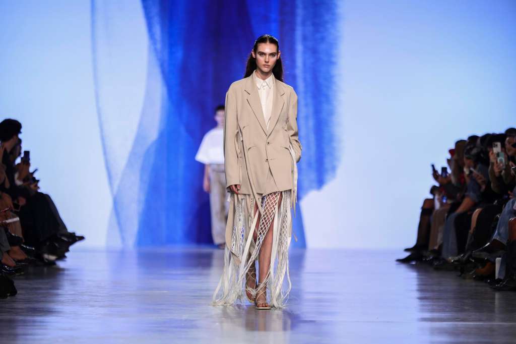 Paris (France), 07/10/2025.- A model presents a creation from the Spring/Summer 2026 collection by Japanese designers Aco and Mitsuru Nishizaki for Ujoh during the Paris Fashion Week, in Paris, France, 07 October 2025. The presentation of the women's ready-to-wear collections runs from 29 September to 07 October. (Moda, Francia) EFE/EPA/TERESA SUAREZ