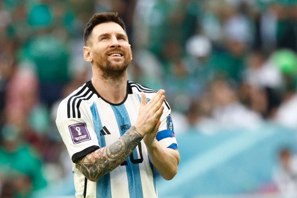 GR2008. LUSAIL (CATAR), 22/11/2022.- Lionel Messi de Argentina reacciona hoy, en un partido de la fase de grupos del Mundial de Fútbol Qatar 2022 entre Argentina y Arabia Saudita en el estadio de Lusail (Catar). EFE/ Rodrigo Jiménez