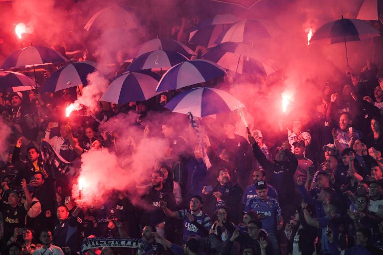 Los hinchas de Millonarios asistieron en masa a El Campín para acompañar a su equipo.