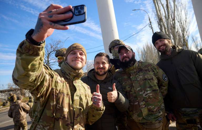 Kherson (Ukraine), 14/11/2022.- A handout photo made available by the Ukrainian presidential press service shows Ukrainian President Volodymyr Zelensky (C) posing for a selfie with servicemen as he visits the recaptured city of Kherson, Ukraine, 14 November 2022. Ukrainian troops entered Kherson on 11 November after Russian troops had withdrawn from the city. Kherson was captured in the early stage of the conflict, shortly after Russian troops had entered Ukraine in February 2022. (Rusia, Ucrania) EFE/EPA/UKRAINE PRESIDENTIAL PRESS SERVICE HANDOUT HANDOUT HANDOUT EDITORIAL USE ONLY/NO SALES