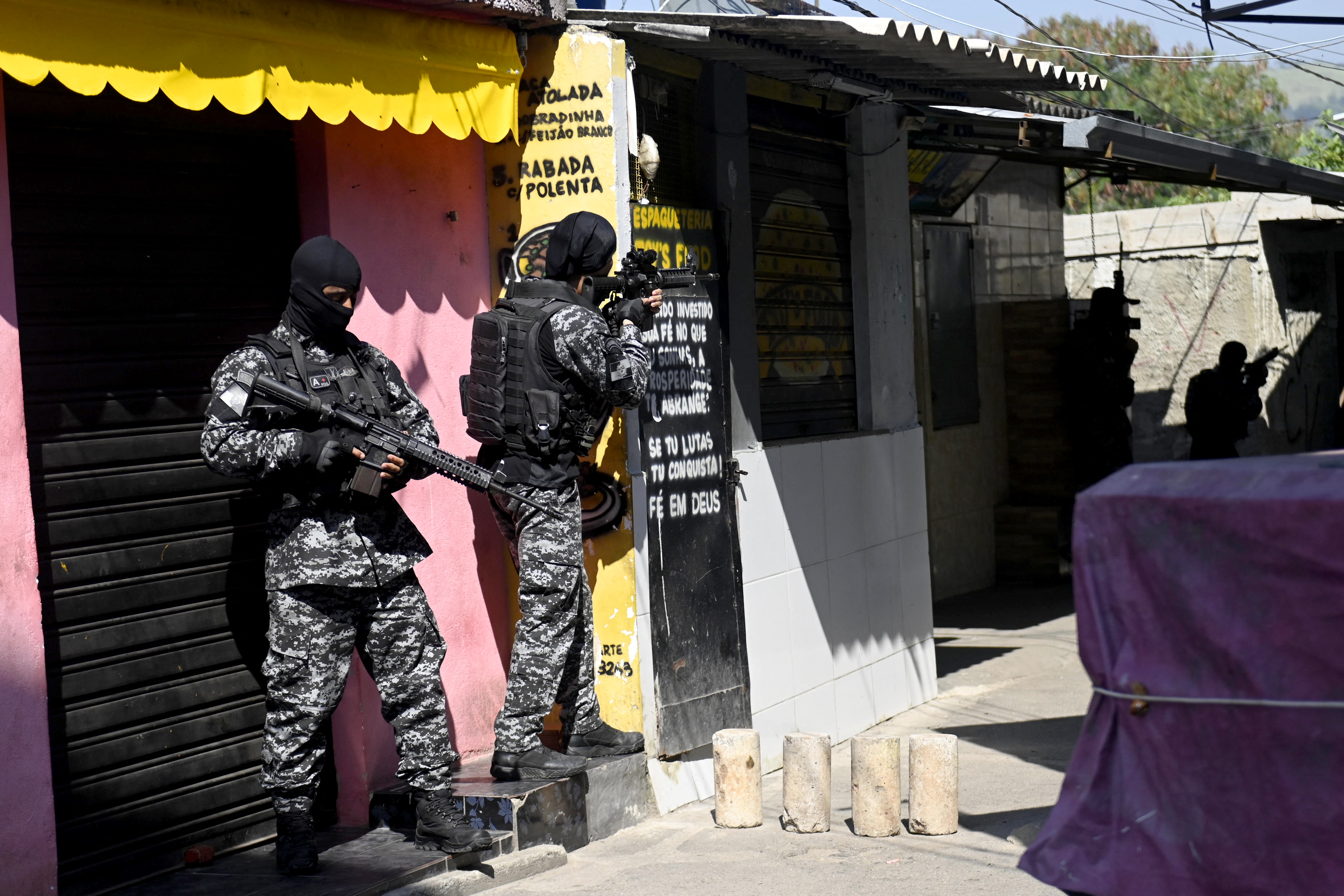 La operación se desencadenó en el marco de una investigación sobre una banda que reclutaba niños y adolescentes para el tráfico de drogas, robos, secuestros y asesinatos, según informó la Policía Civil, que no comunicó de inmediato un balance oficial de muertos.