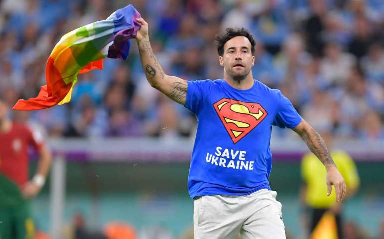 Fanático saltó al campo del Mundial Catar 2022 con una bandera LGBT.