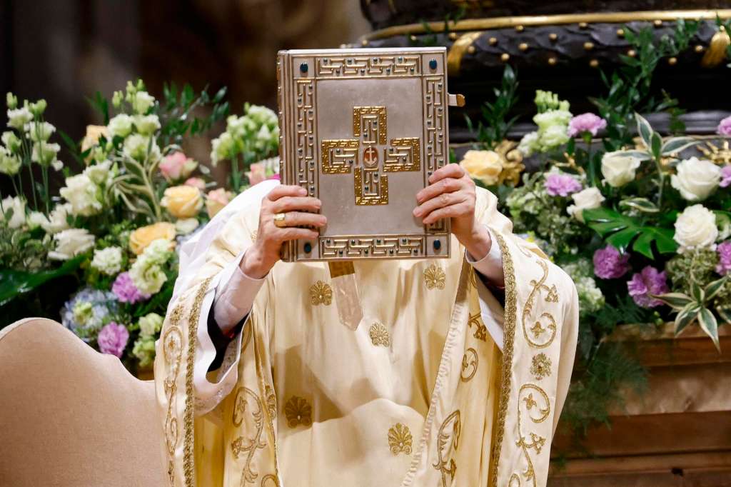 VATICAN CITY (Vatican City State (Holy See)), 19/04/2025.- Cardinal Giovanni Battista Re during the Easter Vigil mass in Saint Peter's Basilica at the Vatican City, 19 April 2025. (Cardenal) EFE/EPA/FABIO FRUSTACI
