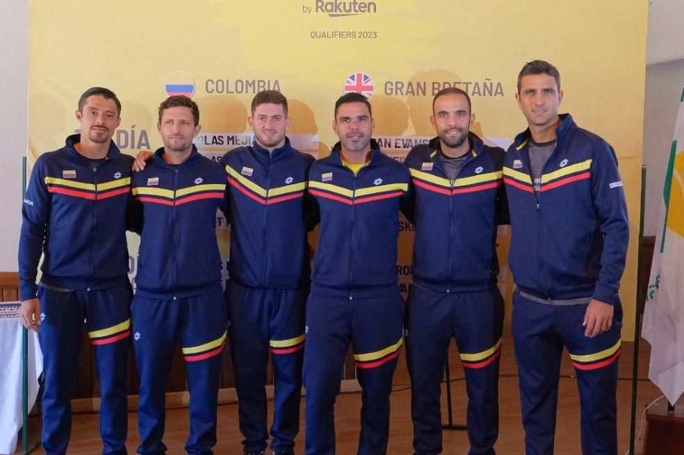 El equipo de Colombia antes del duelo con Reino Unido.