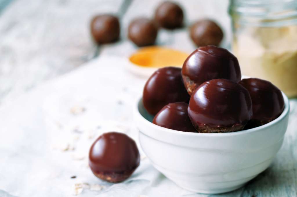 Bolitas de mantequilla de maní con chocolate