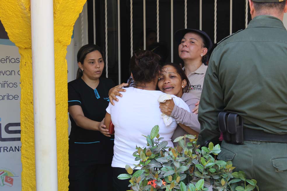 En la Biblioteca Carlos López Riveira de Fundación, Magdalena, se reunieron los familiares de las víctimas fatales.  / Jesús Fragozo
