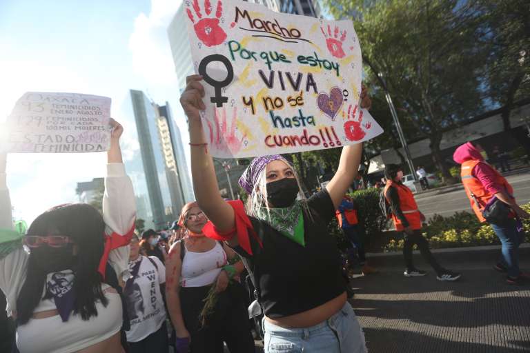 MEX1035. CIUDAD DE MÉXICO (MÉXICO), 25/11/2022.- Cientos de mujeres marchan en conmemoración del Día Internacional de la Eliminación de la Violencia contra la Mujer hoy, en Ciudad de México (México). Centenares de mujeres marcharon en la ciudad de México y en otras ciudades del país como cada 25 de noviembre, cuando se conmemora el Día Internacional de la Eliminación de la Violencia contra la Mujer, para reafirmar su hartazgo ante la violencia de género y los feminicidios que no cesan y la falta de acciones por parte de las autoridades. EFE/ Sáshenka Gutiérrez