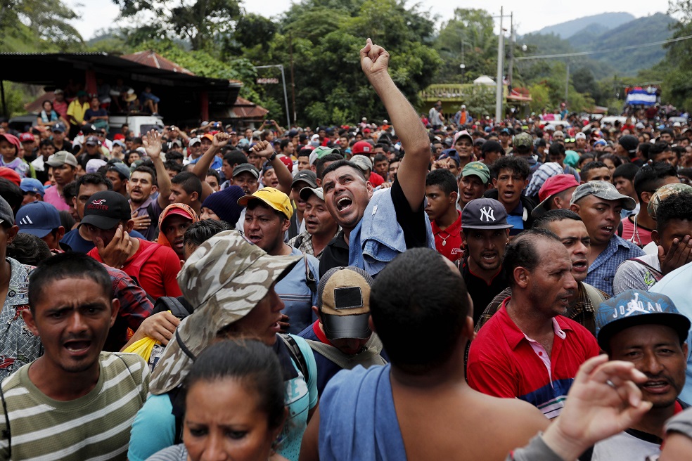 Migrantes hondureños llegaron ayer a la frontera de Agua Caliente, Guatemala, para continuar su recorrido a EE.UU. / EFE