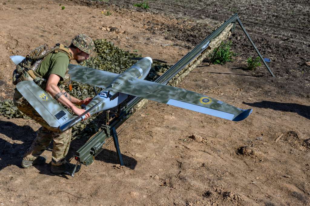 Un militar ucraniano se alista para lanzar un dron de reconocimiento en Donetsk, región ocupada por Rusia.