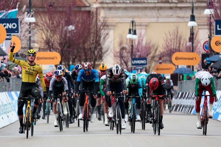 Así van los ciclistas colombianos tras la cuarta etapa de la Tirreno-Adriático