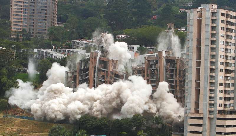AME8973. MEDELLÍN (COLOMBIA), 08/12/2022.- El edificio Continental Towers es demolido hoy en Medellín (Colombia). EFE/LUIS EDUARDO NORIEGA A