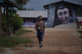 Colombia crea por primera vez una ley para atender a mujeres que pertenecieron a las AUC o a las FARC y dejaron las armas 