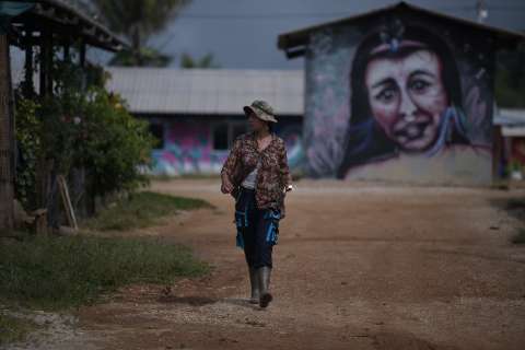 Colombia crea por primera vez una ley para atender a mujeres que pertenecieron a las AUC o a las FARC y dejaron las…