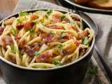 ¿No sabes qué hacer con la pasta que tienes en la nevera? Aquí te damos una receta