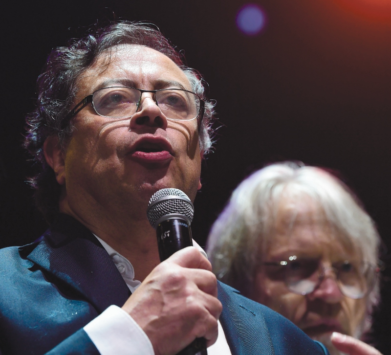 Gustavo Petro y Antanas Mockus, durante la jornada en la que el presidente electo dio su parte de victoria. Entre otros tantos asuntos, Petro asumirá su cargo con un aumento de los recaudos tributarios en los últimos meses.