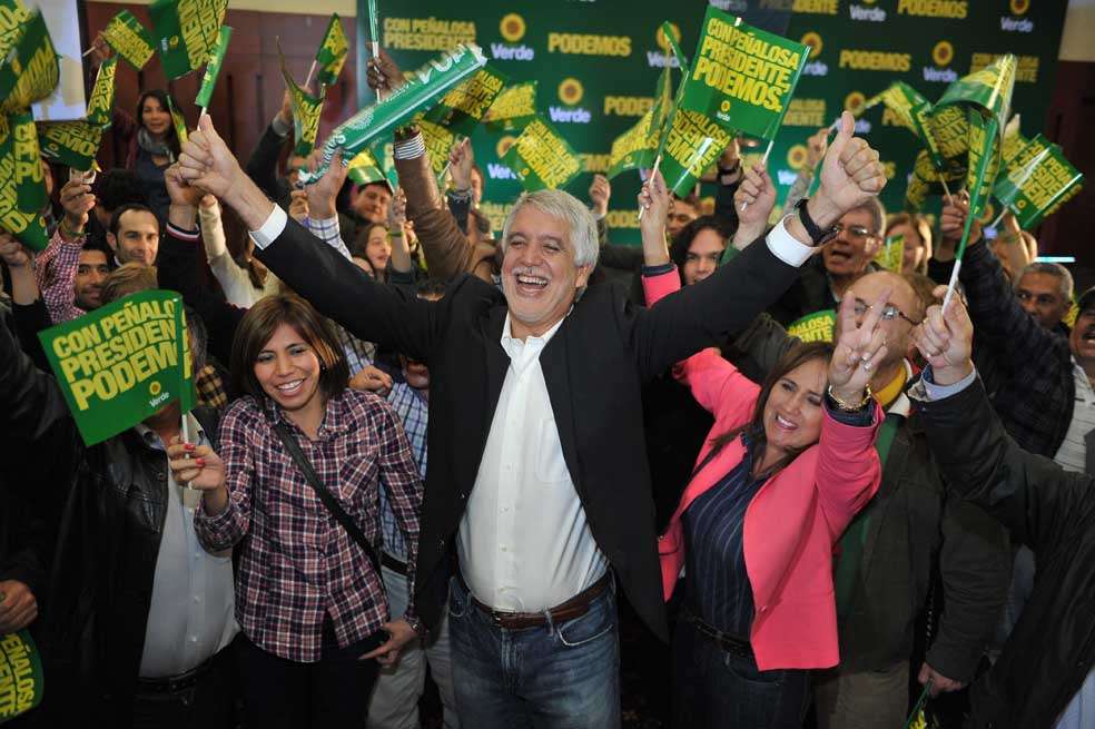 Enrique Peñalosa celebrando su victoria en la consulta de la Alianza Verde. / Andrés Torres