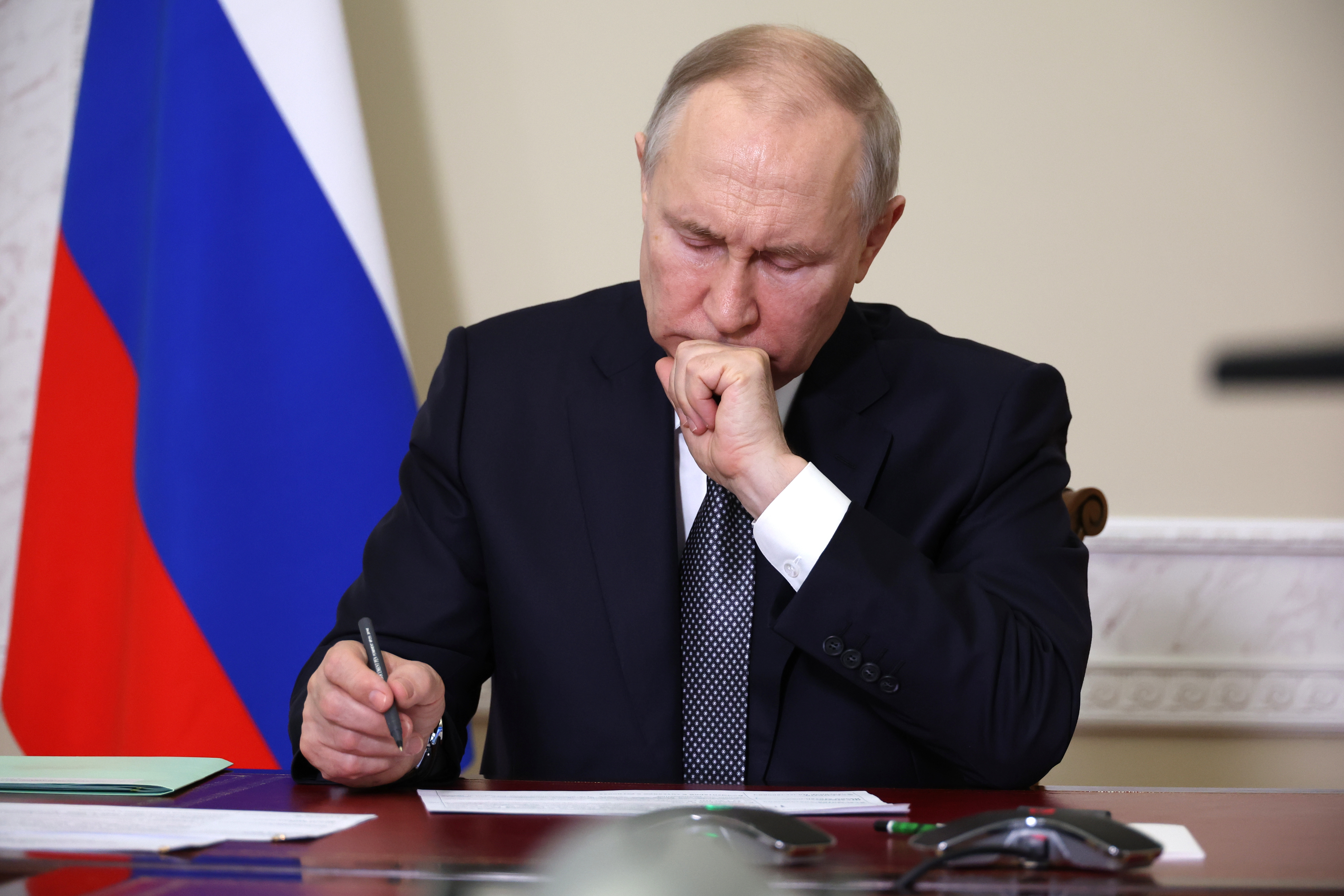St. Petersburg (Russian Federation), 01/05/2023.- Russian President Vladimir Putin takes part in an event on the occasion of the tram traffic resumption in Mariupol, the Russian-controlled city in Ukraine's Donetsk region, via video conference call, in St. Petersburg, Russia, 02 May 2023. Nearly 5,000 new apartments are planned to be commissioned in Mariupol this year, Russian Deputy Prime Minister Marat Khusnullin said on 02 May. Some 26 thousand builders are currently working on the restoration of the city. Mariupol had seen a long battle for its control between Ukrainian and Russian forces as well as a siege, with hostilities lasting from February to the end of May 2022. On 24 February 2022 Russian troops entered the Ukrainian territory in what the Russian president declared a 'Special Military Operation', starting an armed conflict that has provoked destruction and a humanitarian crisis. (Rusia, Ucrania, Estados Unidos, San Petersburgo) EFE/EPA/MIKHAEL KLIMENTYEV/SPUTNIK/KREMLIN / POOL MANDATORY CREDIT