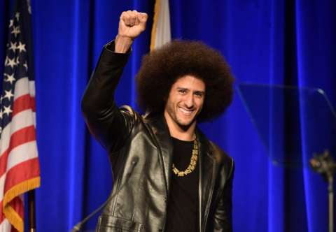 Fichar a un exjugador antirracista hace caer las acciones de Nike