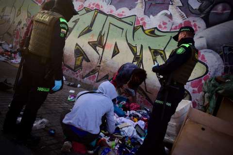 Hallan medicamentos falsos y toneladas de alimentos contaminados en María Paz