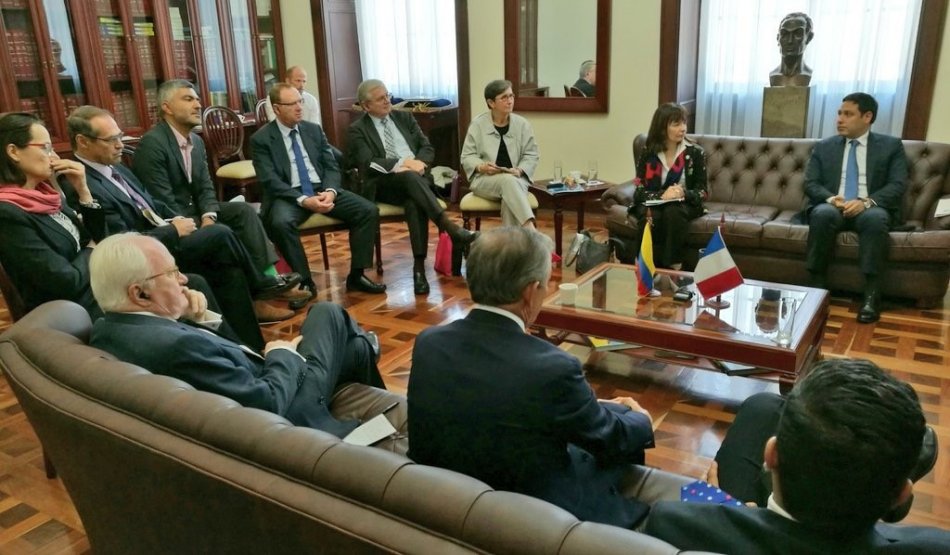 Los diputados franceses en su visita hoy al Congreso de Colombia.