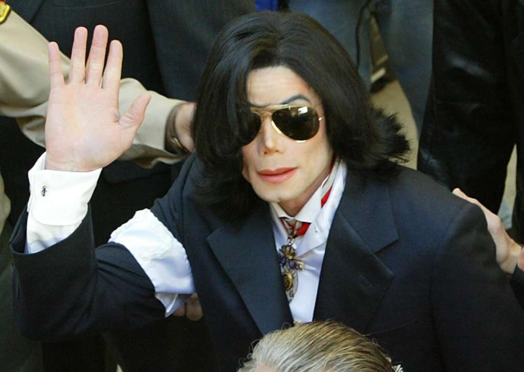 Foto de archivo del cantante estadounidense Michael Jackson mientras saluda a sus simpatizantes a su llegada a su vista de instrucción de cargos en el Tribunal Superior de Justicia del Condado de Santa Bárbara, en Santa María, California (Estados Unidos) el 16 de enero de 2004.