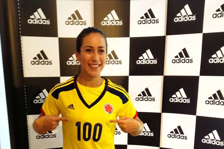 Mariana Pajón viste la camiseta adidas de la Selección Colombia.