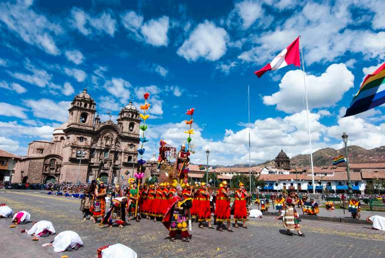 La puesta en escena se desarrolla en tres escenarios icónicos de Cusco.