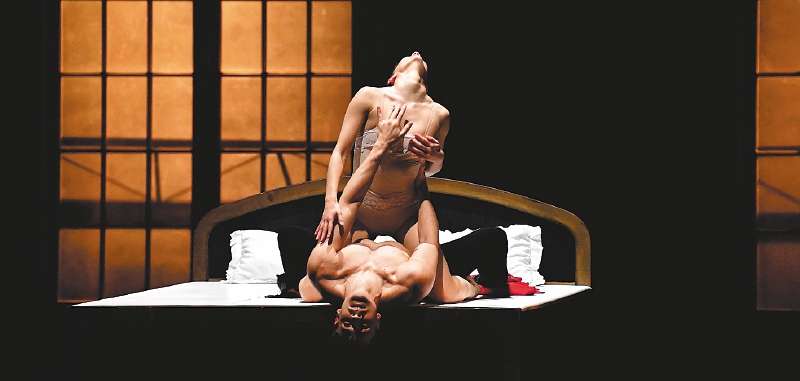 Anna Karenina y el conde Alekséi Kirílovich en una de las escenas de la obra.
