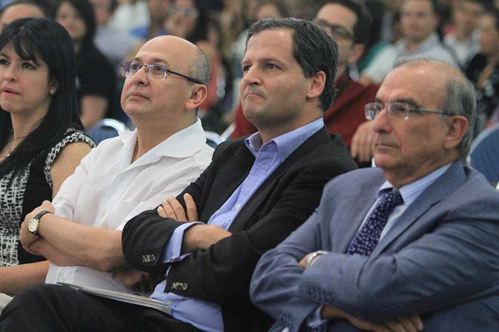 El fiscal Eduardo Montealegre (izq) considera que no hay que refrendar los acuerdos con las Farc. El jefe negociador del Gobierno, Humberto de la Calle (Der), dice que es necesario. / Archivo Personal.