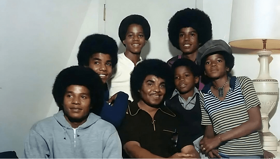 Michael Jackson junto a su padre y sus hermanos.