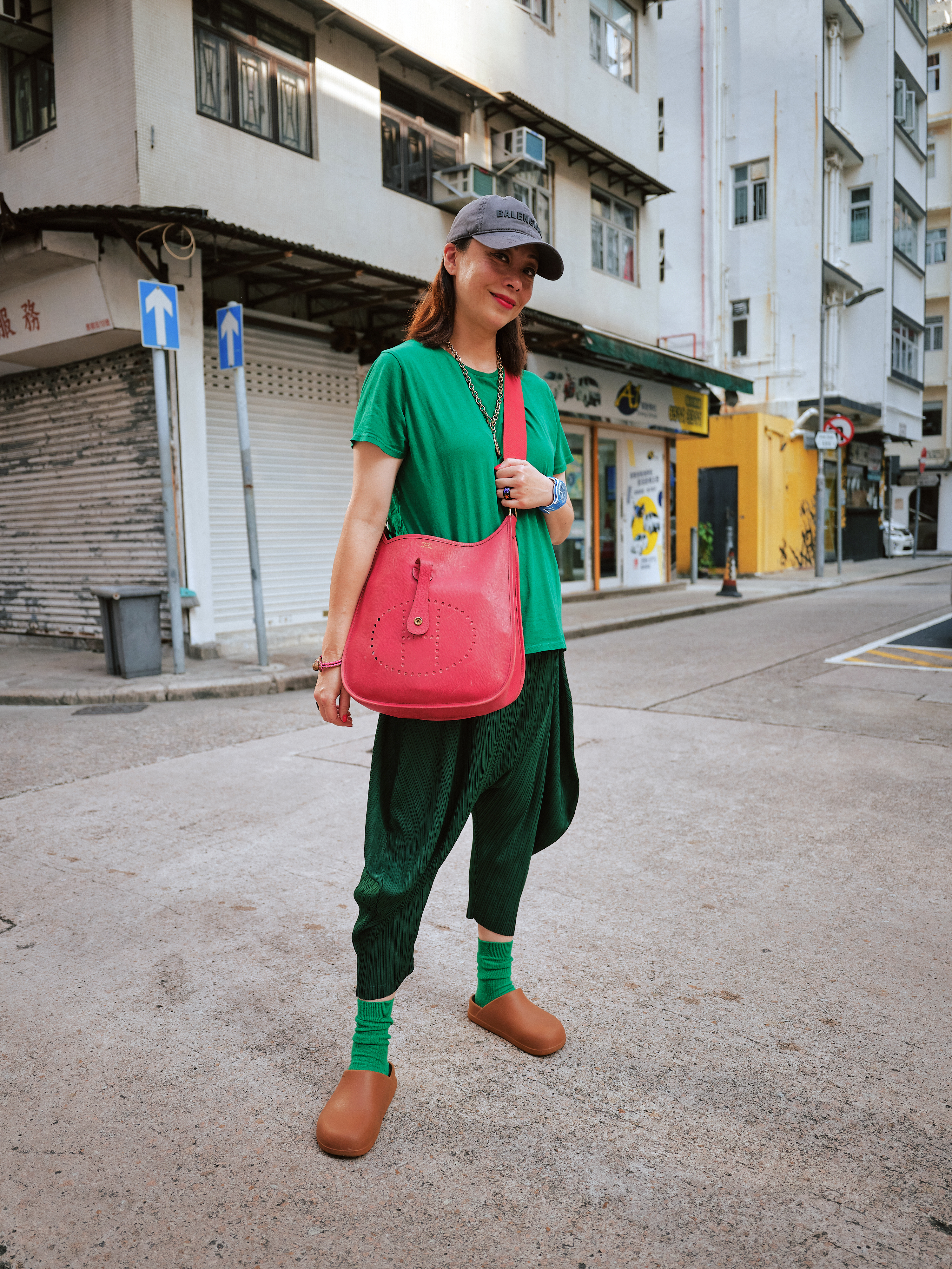 Una mujer luce un par de «zapatos de patata» en Hong Kong el 9 de noviembre de 2025. / Simbarashe Cha/The New York Times