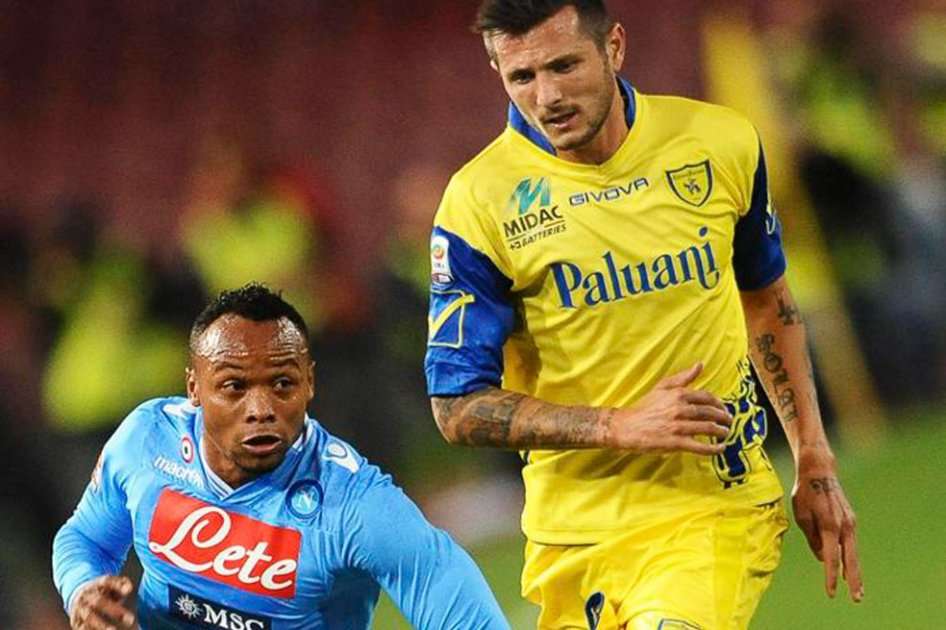 Camilo Zúñiga escapa de la marca de Cyril Thereau del Chievo Verona. / EFE