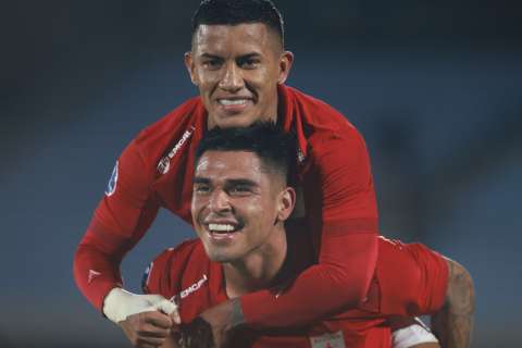 América se estrenó en la Copa Sudamericana con victoria en Montevideo