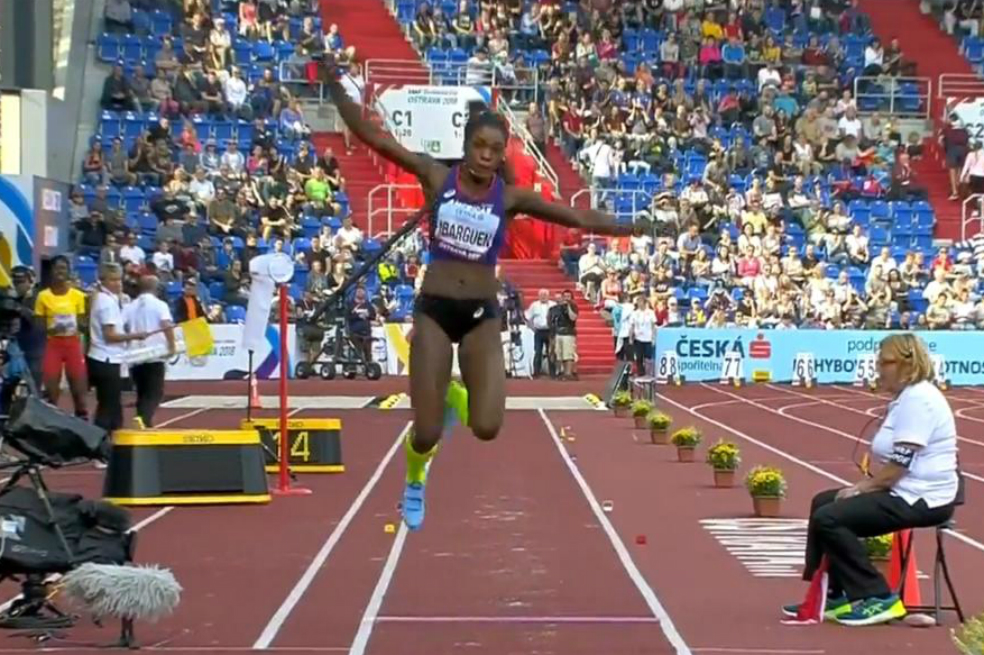 Caterine Ibargüen en uno de sus salto en la Copa Continental. / IAAF