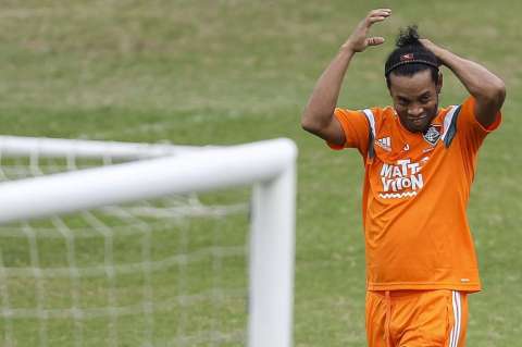Ronaldinho regresa al fútbol brasileño con victoria y es ovacionado en el Maracaná