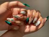 6 diseños de uñas verdes esmeralda: ideas con dorado y con blanco que son hermosas