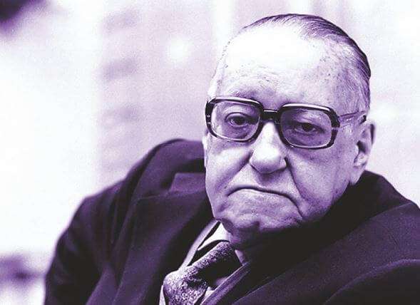 Alejo Carpentier (1904-1980) fue un escritor cubano cuyas obras literarias se vieron influenciadas por su pasión por la música clásica, ya fuera en las historias de las mismas como en sus estructuras.