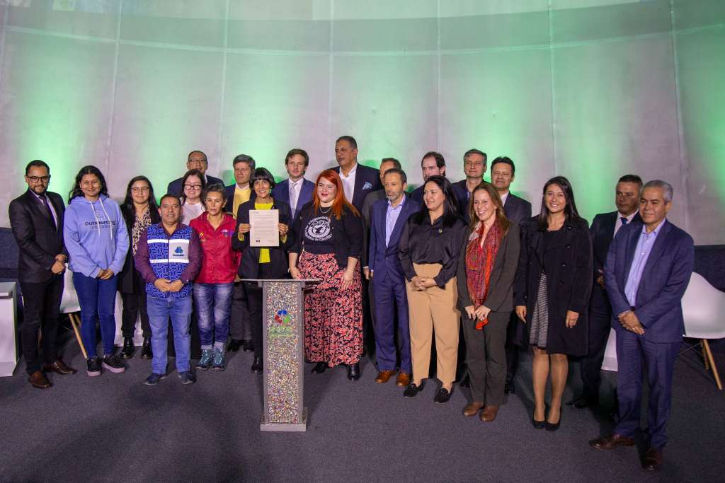 • Representantes de las asociaciones de recicladores, industria, academia, jóvenes y Gobierno firmaron hoy el Pacto Nacional Colombia libre de plásticos de un solo uso, que busca reducir y sustituir gradualmente el consumo de estos productos en el país.