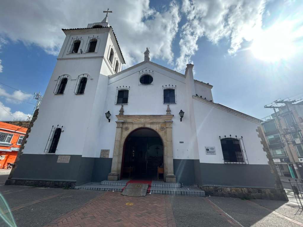 Está en la calle 26A No. 12D-07 Sur / barrio San José Sur; su construcción inició el 11 de diciembre de 1960, así que tiene más de 65 años.