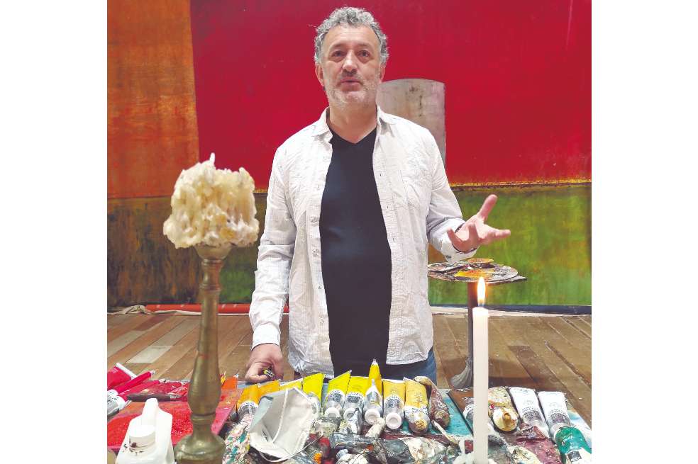 Tras hacer unos cursos de extensión de pintura en la Universidad Nacional, el pintor y escultor Rodolfo Sánchez se formó en España.