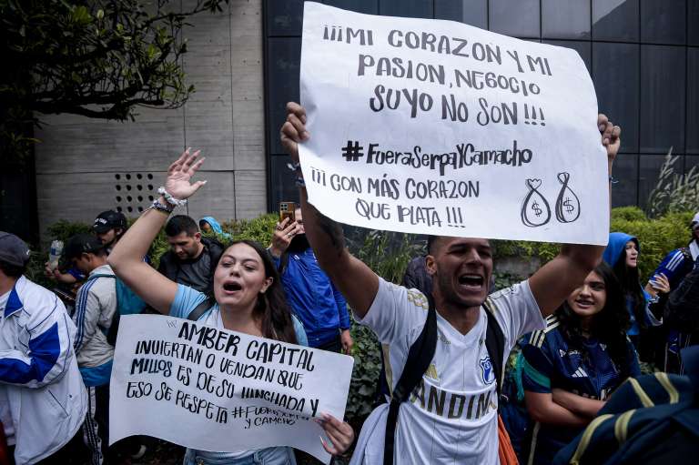 Cerca de cien hinchas de Millonarios se reunieron este lunes frente a la sede administrativa del club para exigir cambios en la gestión deportiva.