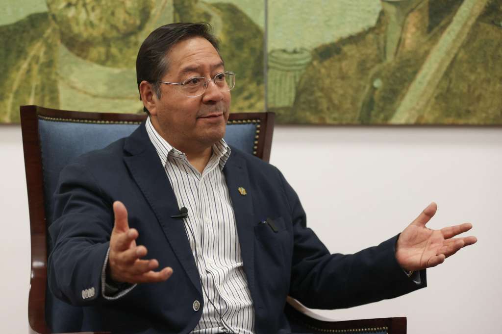 AME360. BOGOTÁ (COLOMBIA), 10/12/2025.- Fotografía de archivo del 21 de octubre de 2025 del expresidente de Bolivia Luis Arce hablando en una entrevista con EFE en La Paz (Bolivia). Arce fue detenido este miércoles y trasladado a celdas policiales en la ciudad de La Paz, al parecer por una investigación por presunta corrupción, confirmó su exministra de la Presidencia María Nela Prada. EFE/ Luis Gandarillas ARCHIVO