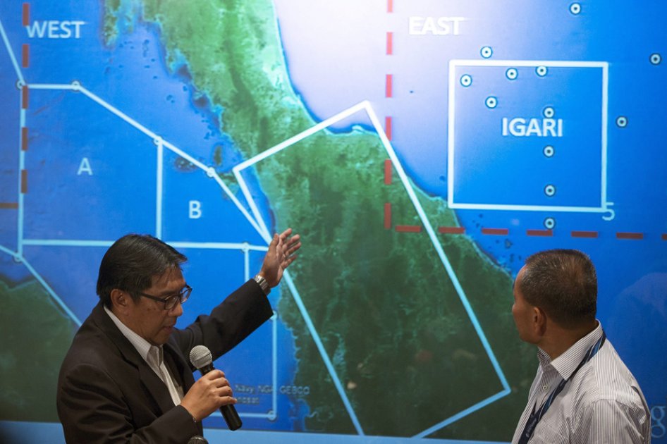 El director general del departamento de Aviación Civil malasio, Azharuddin Abdul Rahman, y el consejero delegado de Malaysia Arlines, Ahmad Jauhari Yahya, ofrecen una rueda de prensa sobre el paradero del vuelo MH370./ EFE