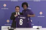 Carlos Sánchez fue presentado en Italia como nuevo jugador de la Fiorentina